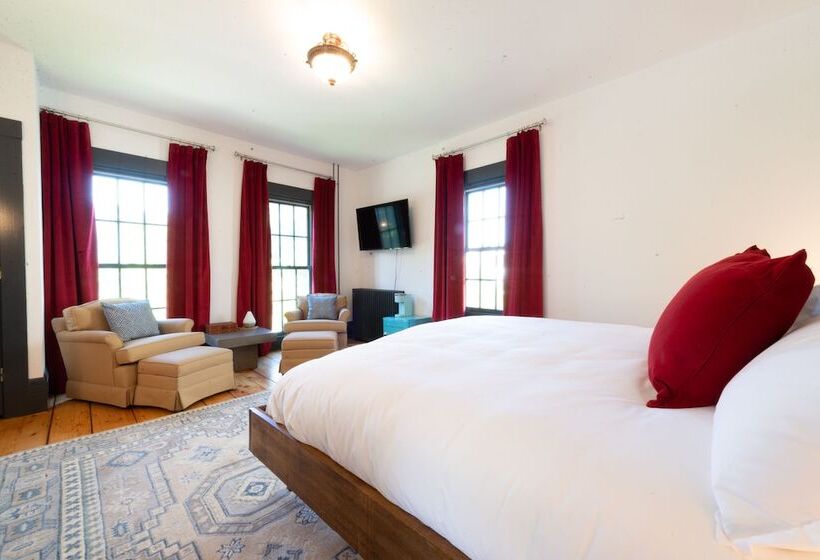 غرفة ديلوكس, Addison Choate