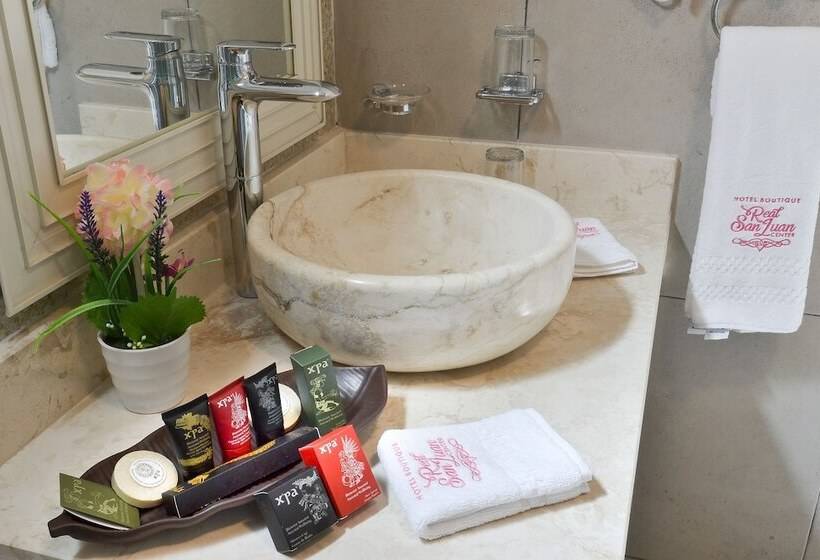 디럭스 스위트 킹 침대, Boutique Real San Juan Center