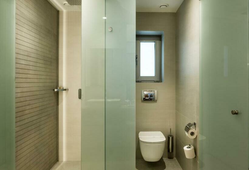 جناح جونيور مطلّ علي حمام السباحة, Euphoria Resort  All Inclusive