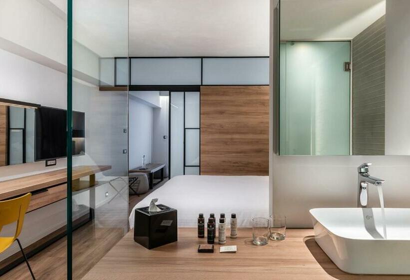 جناح جونيور مطلّ علي حمام السباحة, Euphoria Resort  All Inclusive