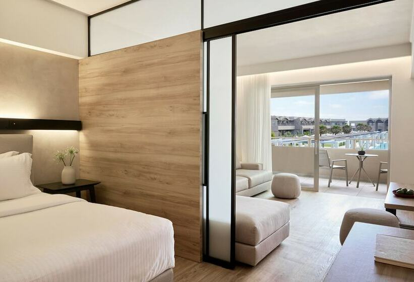 جناح جونيور مطلّ علي حمام السباحة, Euphoria Resort  All Inclusive