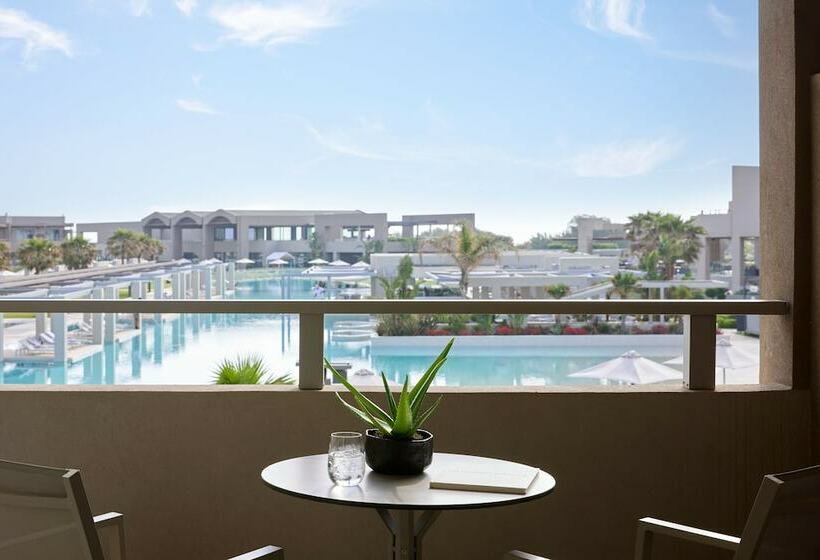 جناح جونيور مطلّ علي حمام السباحة, Euphoria Resort  All Inclusive