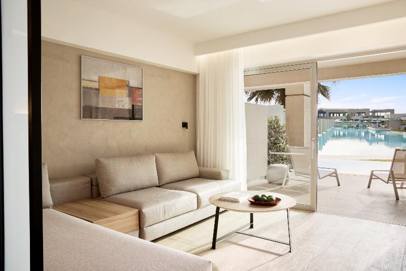 جناح جونيور مطلّ علي حمام السباحة, Euphoria Resort  All Inclusive