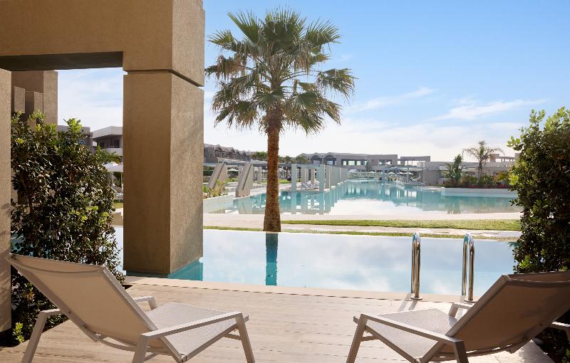 جناح جونيور مطلّ علي حمام السباحة, Euphoria Resort  All Inclusive