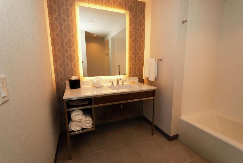 מיטת קינג בסוויטה, Hilton Garden Inn Dallas  At Hurst Conference Center