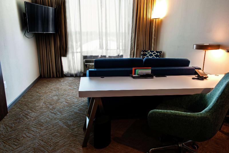 מיטת קינג בסוויטה, Hilton Garden Inn Dallas  At Hurst Conference Center