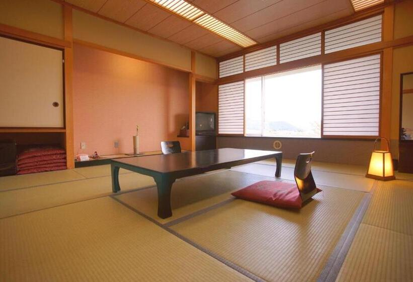 اتاق استاندارد سه نفره, Kaminoyu Onsen