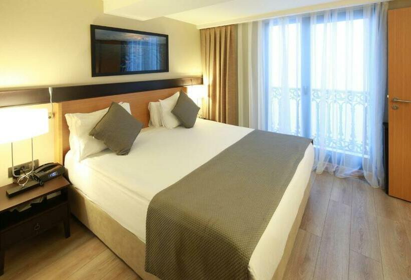 اتاق خانوادگی تودرتو, Port Bosphorus