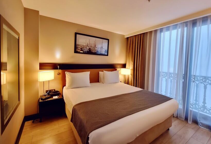 اتاق خانوادگی تودرتو, Port Bosphorus