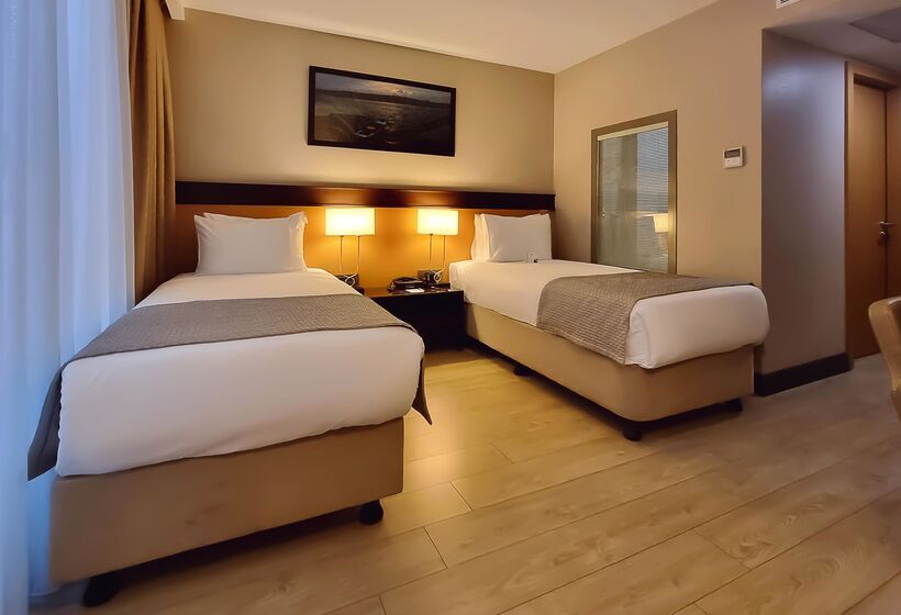 اتاق خانوادگی تودرتو, Port Bosphorus