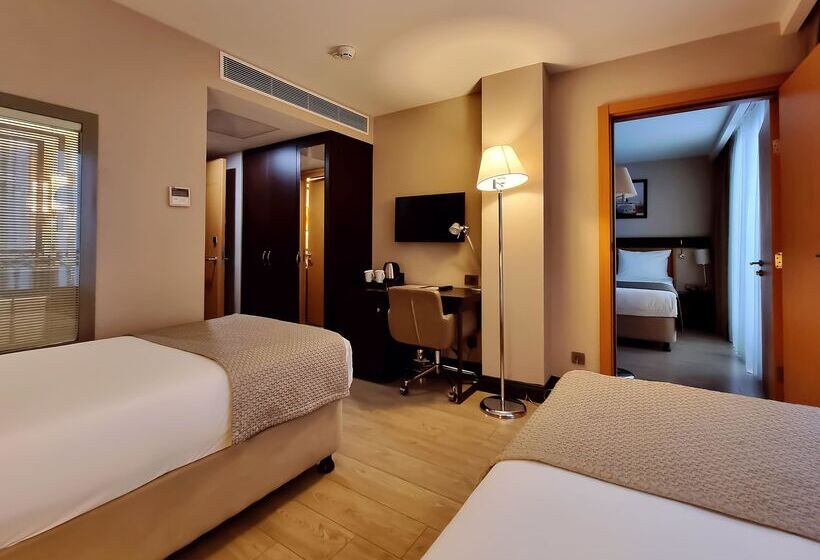 اتاق خانوادگی تودرتو, Port Bosphorus