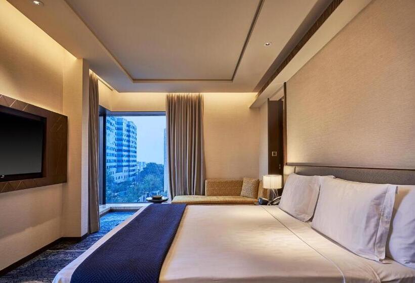 استودیوی استاندارد, The Den Bengaluru