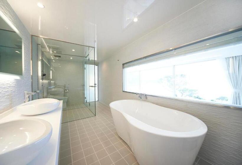 חדר דלוקס, The Scene