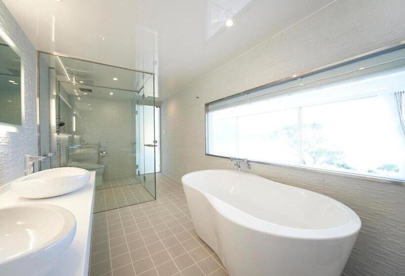 חדר דלוקס, The Scene