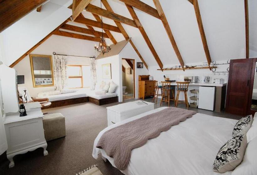 سوییت لوکس, Tniqua Stable Inn