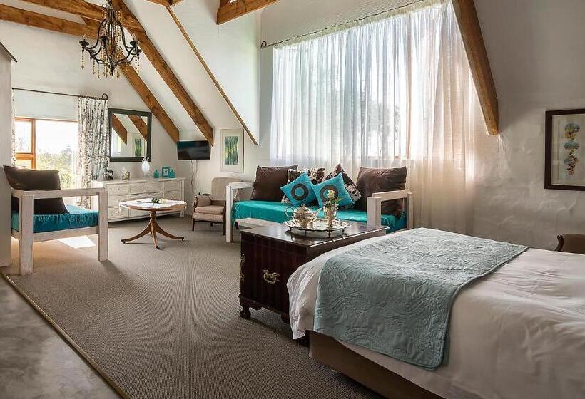 سوییت لوکس, Tniqua Stable Inn