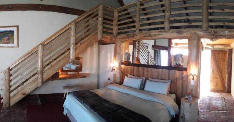 سوییت لوکس, Tniqua Stable Inn