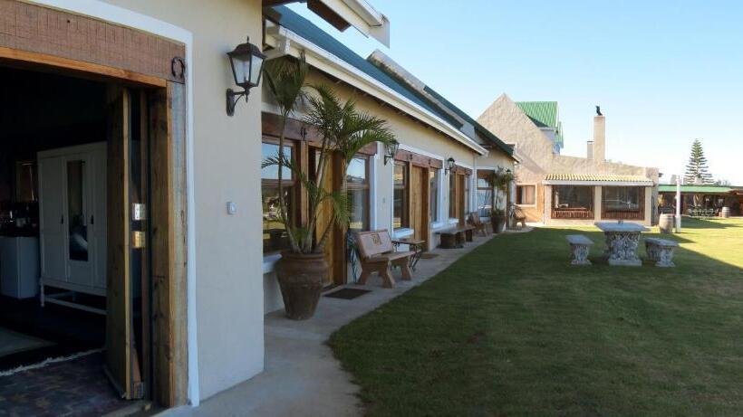 سوییت لوکس, Tniqua Stable Inn