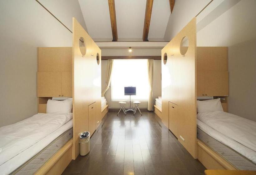 バス共有のスタンダードルーム, Toyota Shirakawa-go Eco-institute