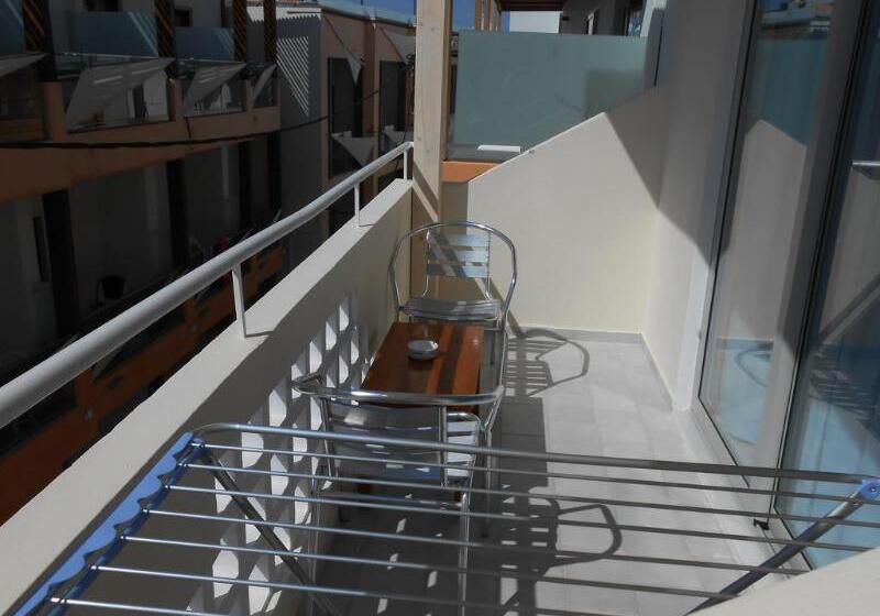 标准工作室, Aristo Apts