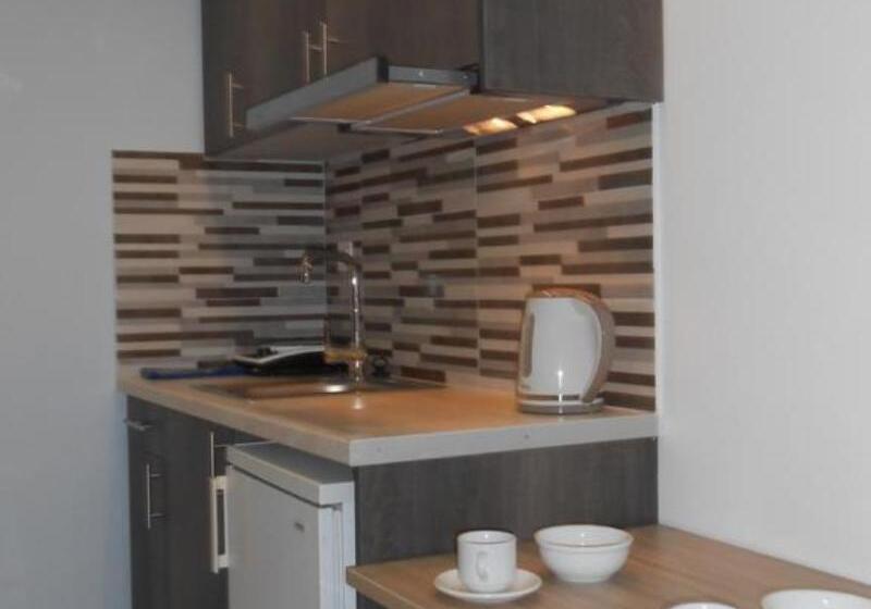 标准工作室, Aristo Apts