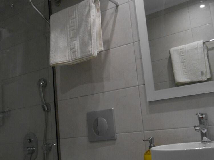 经济型工作室, Aristo Apts