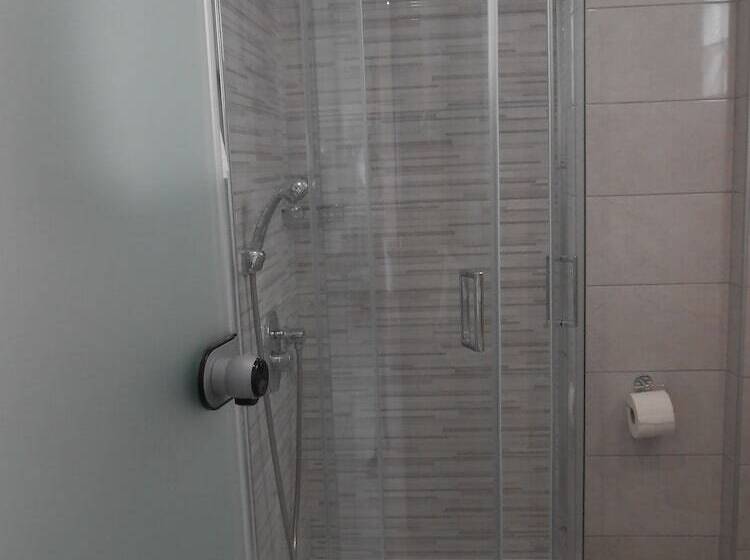 经济型工作室, Aristo Apts