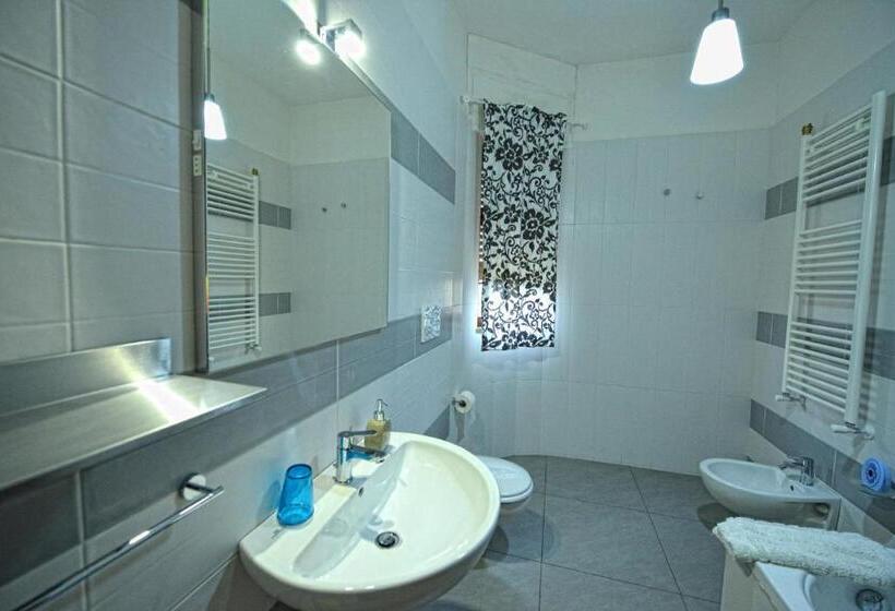 חדר בסיסי לשלושה, Aback Policlinico