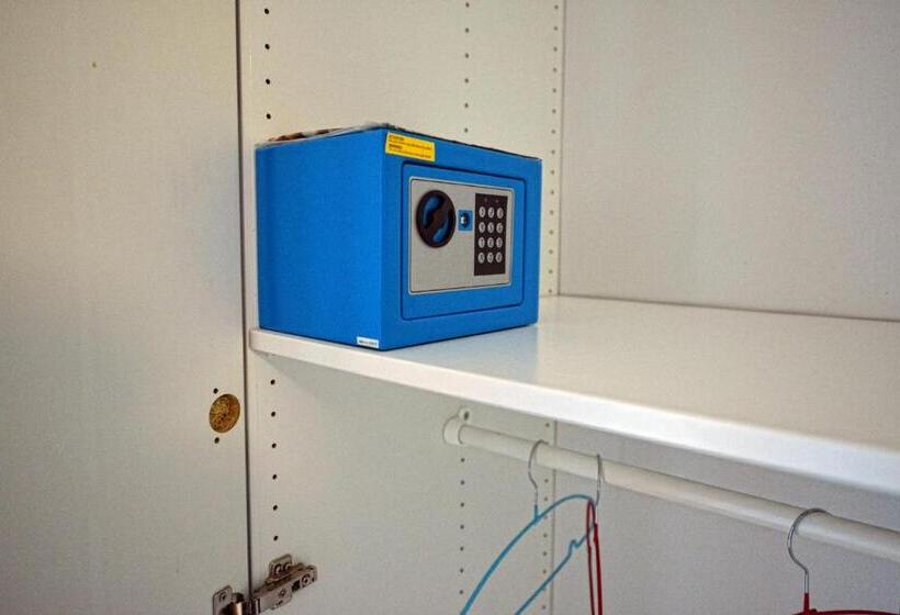 חדר בסיסי לשלושה, Aback Policlinico