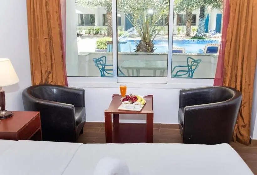 اتاق استاندارد با چشمانداز استخر, Fujairah Hotel & Resort