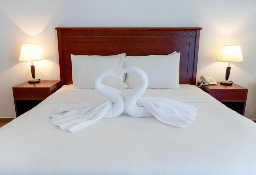 اتاق استاندارد با چشمانداز استخر, Fujairah Hotel & Resort