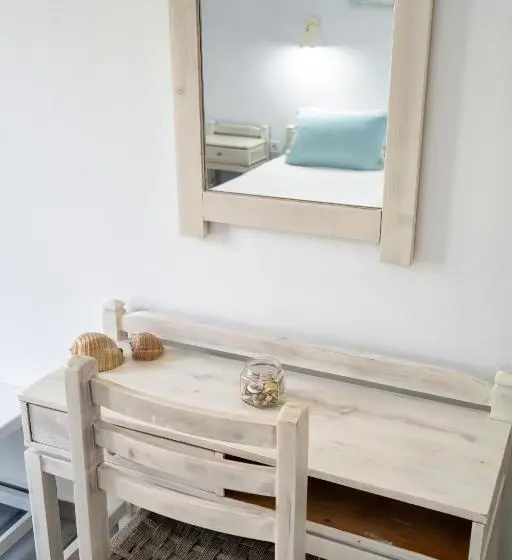 Chambre Triple Economy, Iris