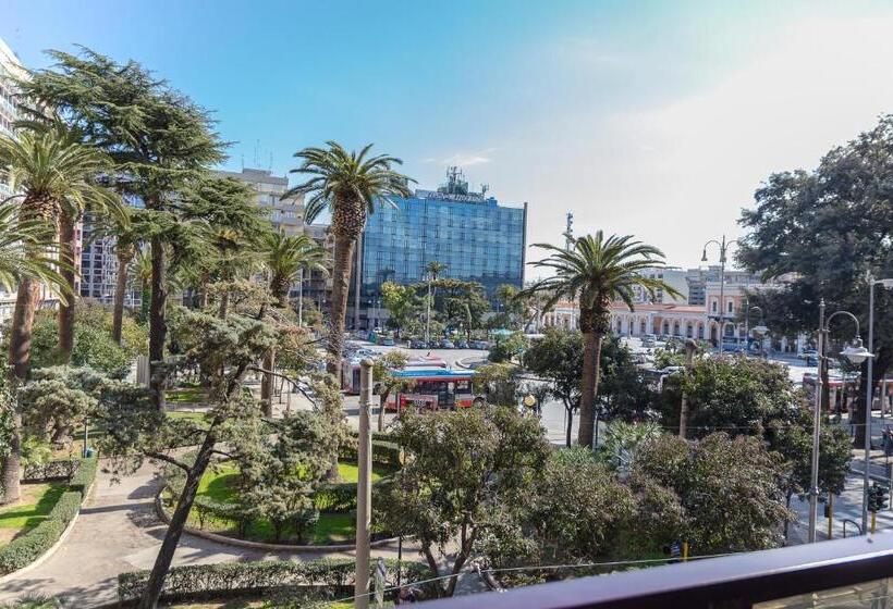 سوییت با چشم‌انداز باغ, Metropolitan B&b