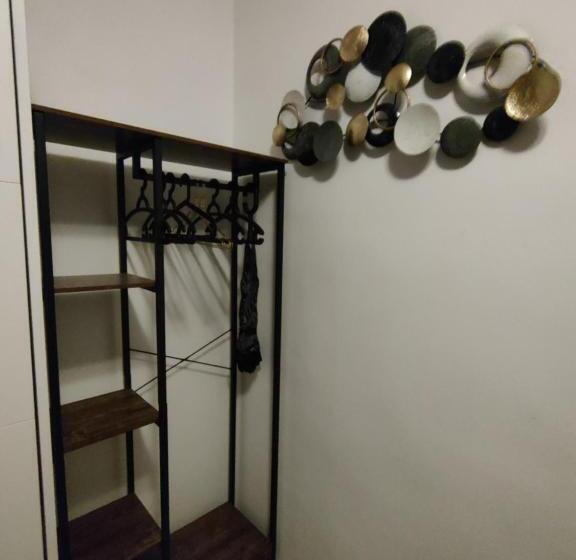 سوییت با چشم‌انداز باغ, Metropolitan B&b