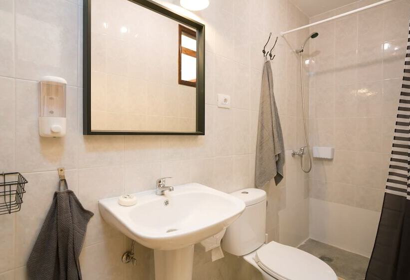 バス共有のスタンダードルーム, La Ventana Azul Surf Hostel