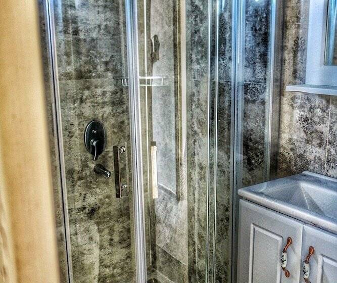 Camera Deluxe, Stone Hill