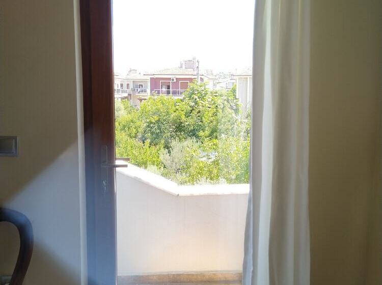 Camera Deluxe, Stone Hill