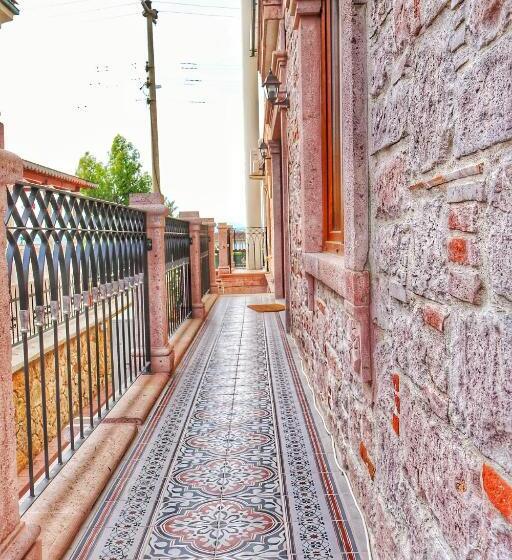 Camera Tripla Economy, Stone Hill