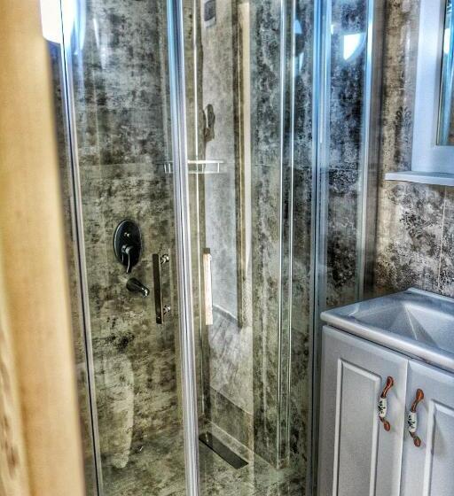 Camera Tripla Economy, Stone Hill