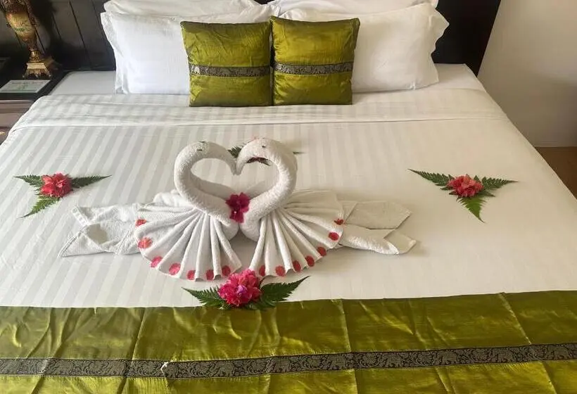 キングサイズベッドのスタンダードルーム, Blue Bay Resort   Access To Pool And Beach Phuket & Krabi