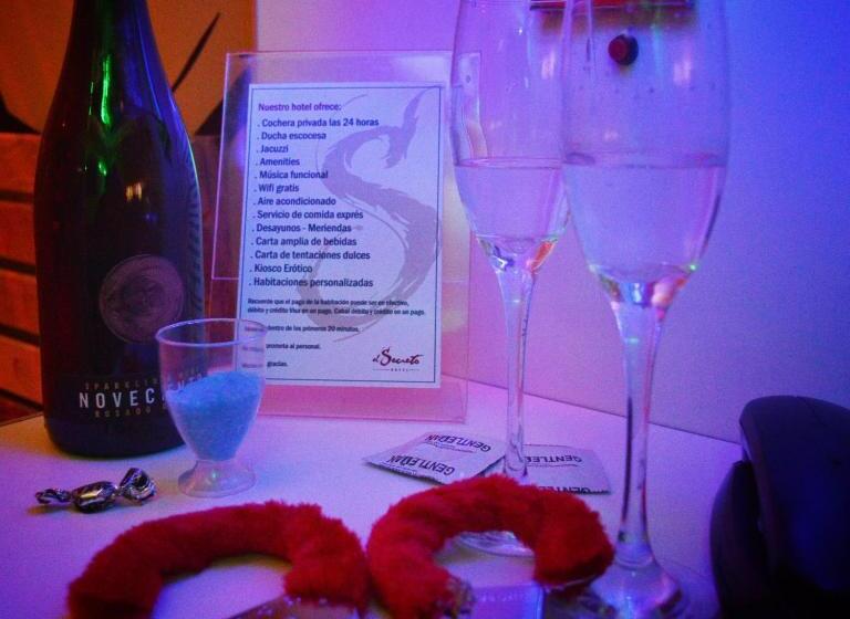 غرفة ديلوكس, El Secreto