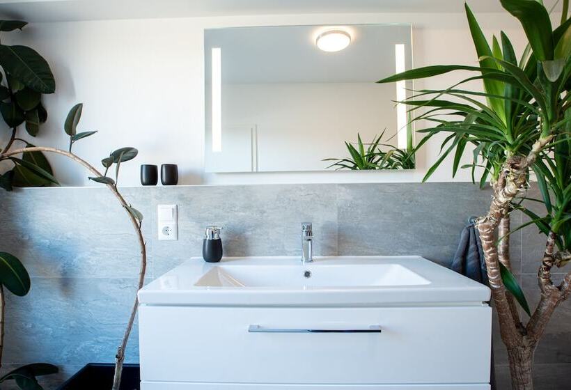 内部豪华间, Gwuni Mopera