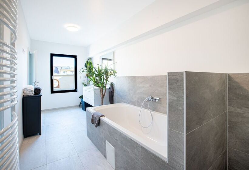 内部豪华间, Gwuni Mopera