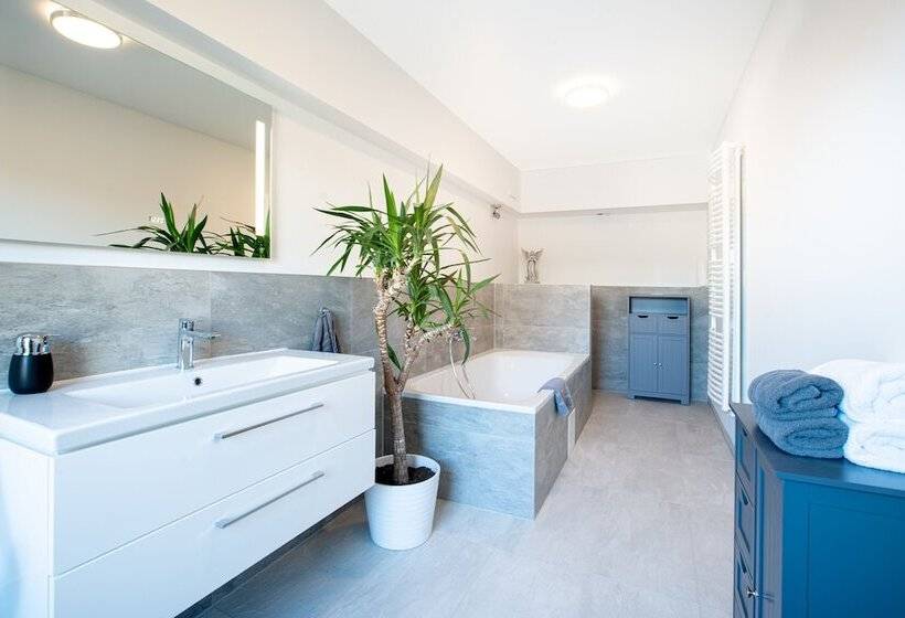 内部豪华间, Gwuni Mopera