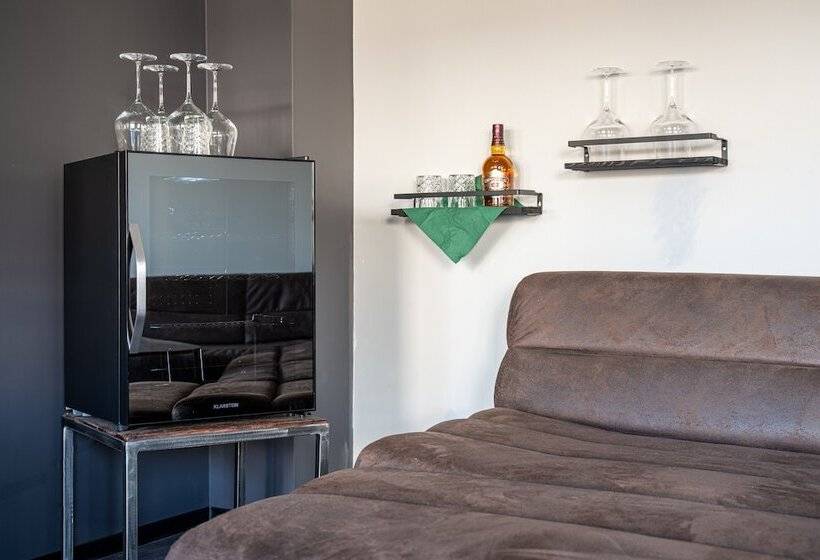 内部豪华间, Gwuni Mopera