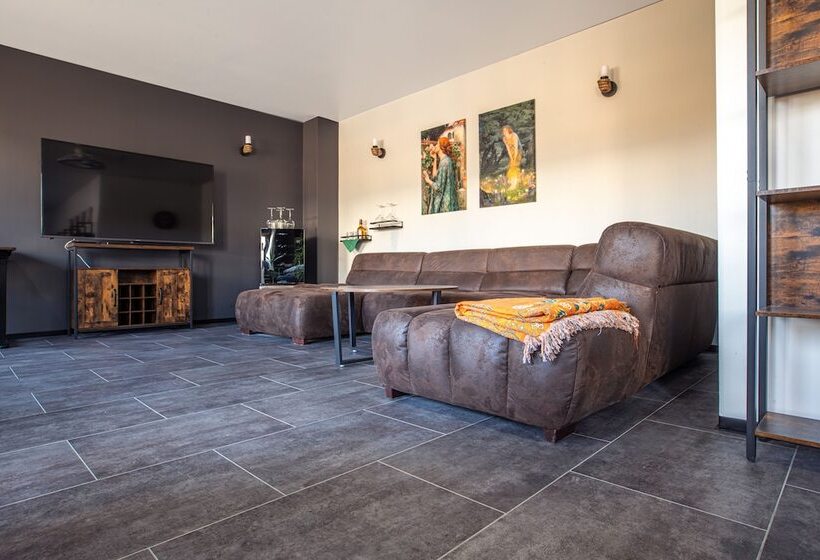 内部豪华间, Gwuni Mopera