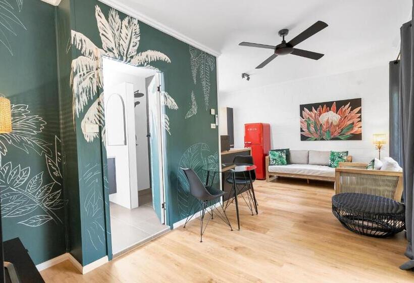 Апартаменты 2 Спальни с Бассейном, The Palms At Palm Cove