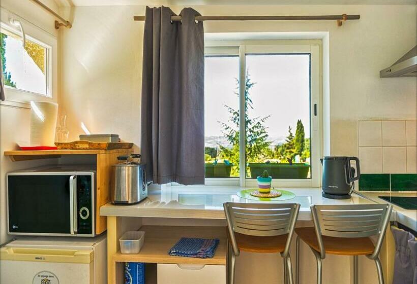 דירת חדר בקומת קרקע, Ecuries Sainte Croix