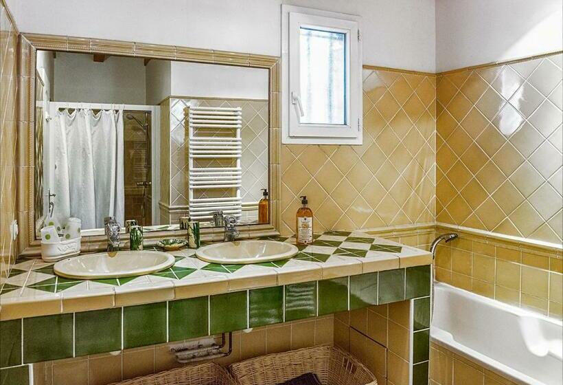 סוויטה, Ecuries Sainte Croix