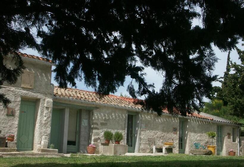 דירת חדר בקומת קרקע, Ecuries Sainte Croix